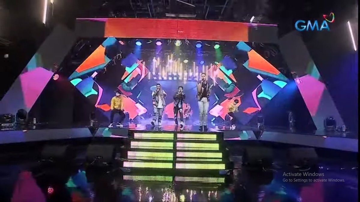 PijeyOfficial's tweet photo. nice to see that the live band is back in AOS stage. (1st snapshot) now that nakapwesto sila sa right side na minsan nang naapakan ng mga hosts/performers, its gonna be better too kung ibalik rin ni Direk Miggy ang extension ni Direk Louie sa gitna (2nd snapshot)

#AOSHOTawNa https://t.co/hnBLqaRp7r