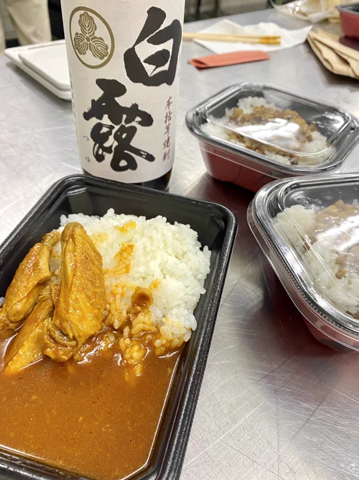 祝白露型オンリー開催!という事で消毒液を差し入れしたらルーロー飯とチキンカレーになりましたホワイトボードにもなんか見た事があるなーという絵柄がちらほらもちまこ さんの所にご挨拶に行ったら秋刀魚と鰯がドロップしたのでまた車のキーに付けとこうと思います増えていく…! 