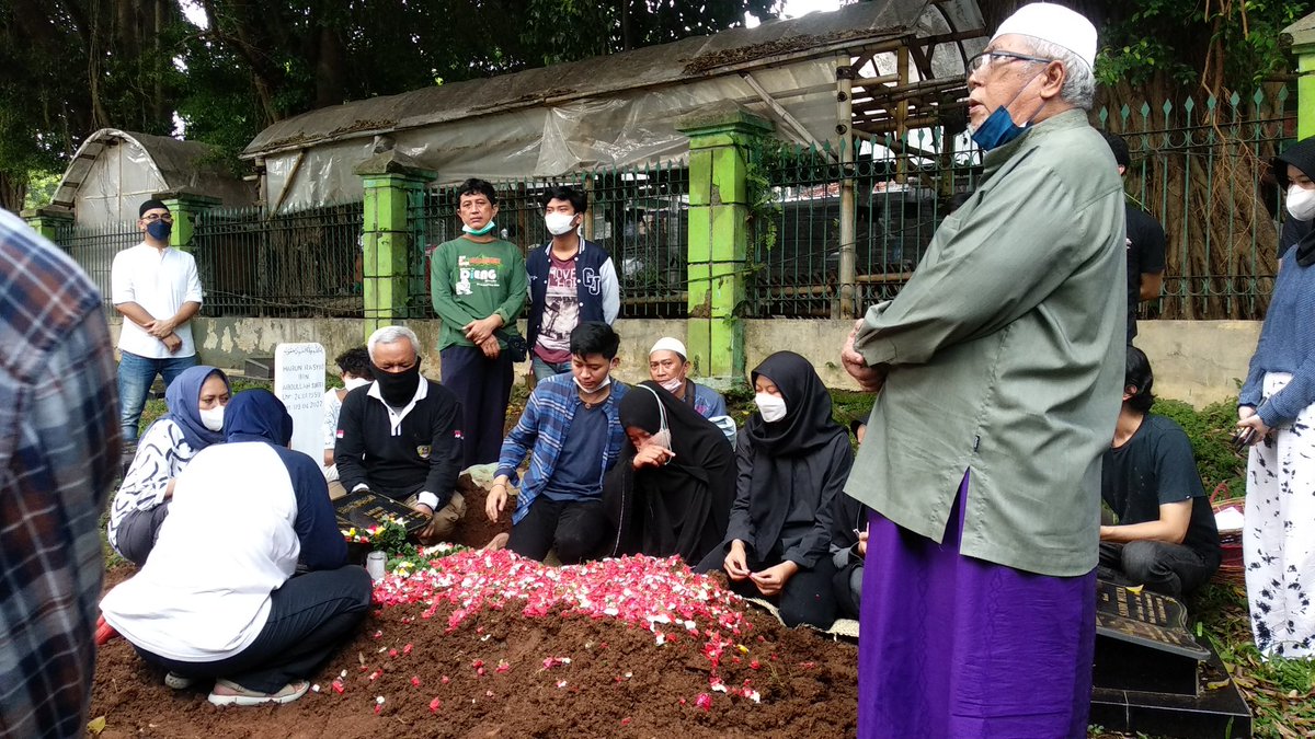 icobronx's tweet photo. Masih gapernah nyangka secepet itu wa harun ninggalin kita, personil keluarga berkurang 1. Makasih wa udah banyak ngebantuin kita, sayang sama kita. Ga ada lg org yg cekatan saat jalan2, org yang seru dgn ciri khas suaranya. We Love u wa harun ❤️ https://t.co/fHEd3wKsCE
