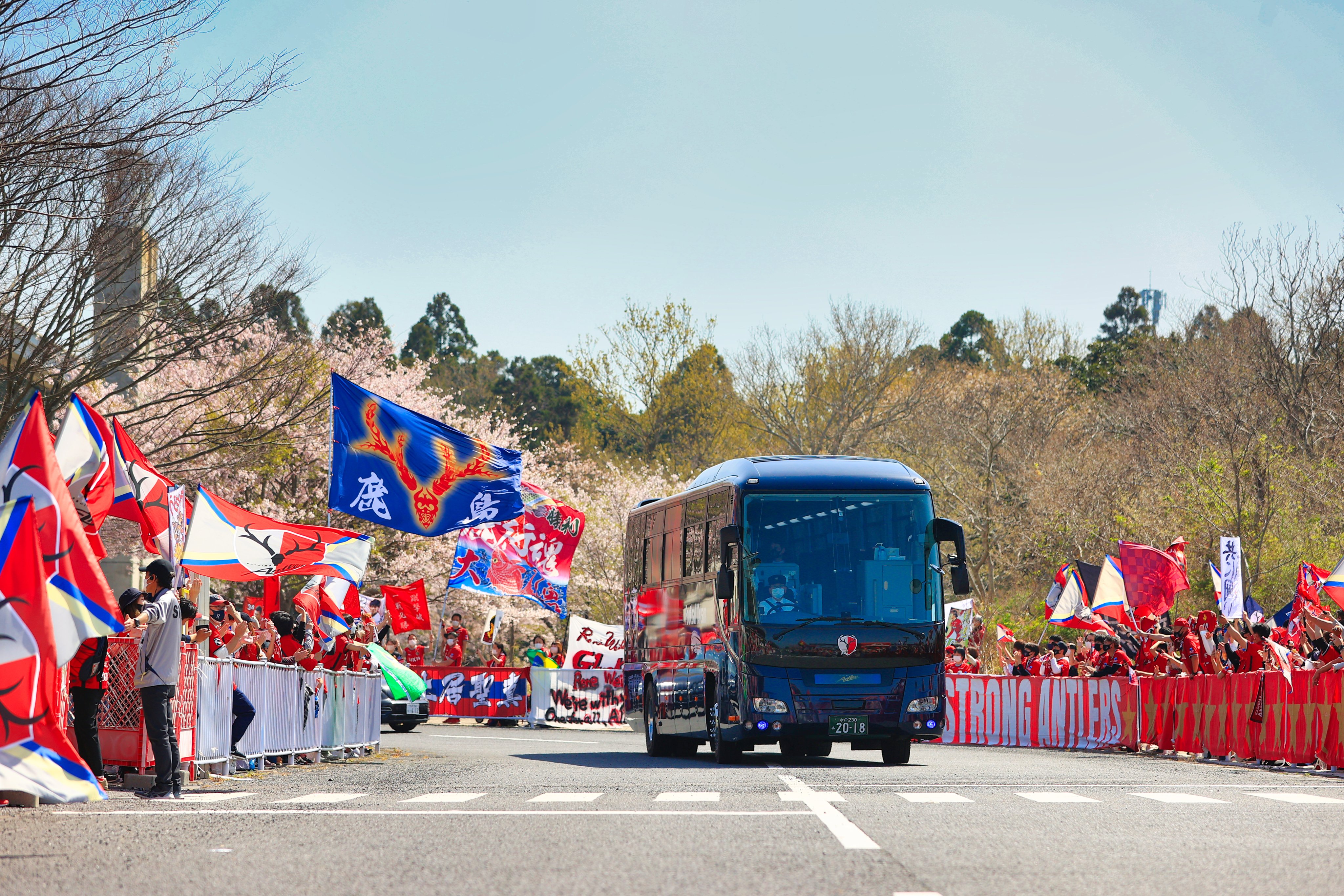 鹿島アントラーズ 4 10 横浜fm戦 Antlers Kashima 鹿島アントラーズ ｊリーグ 選手バスがカシマ スタジアムに到着しました 12番 クォンスンテ 樋口雄太 上田綺世 小田逸稀 カシマに来られない方も Dazn でともに戦いましょう T Co
