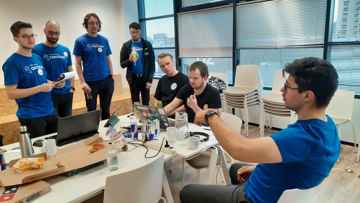 dataBrno's tweet photo. Krásné nedělní ráno @brnomycity 🌅
Soutěžící #HackujBrno právě reportují výsledky noční jízdy mentorům aka #checkpoint2 ✔️
3 hodiny do konce⏲️ https://t.co/Pt9THOI9f7