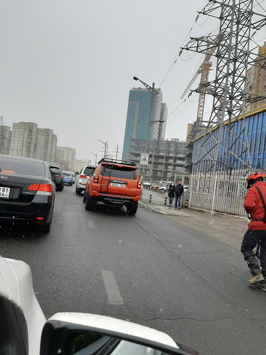 vgnsr410's tweet photo. Тэр оранж жиптэй онгироо залуу эгнэ эгнээрүү шахаж муухай дайрж явсаар энэ дугуйтай ахйг унагачлаа. Тэгснээ уурлаж загнаад явчлаа. Би бас загнуулчлаа :( https://t.co/K7GbwtROyR