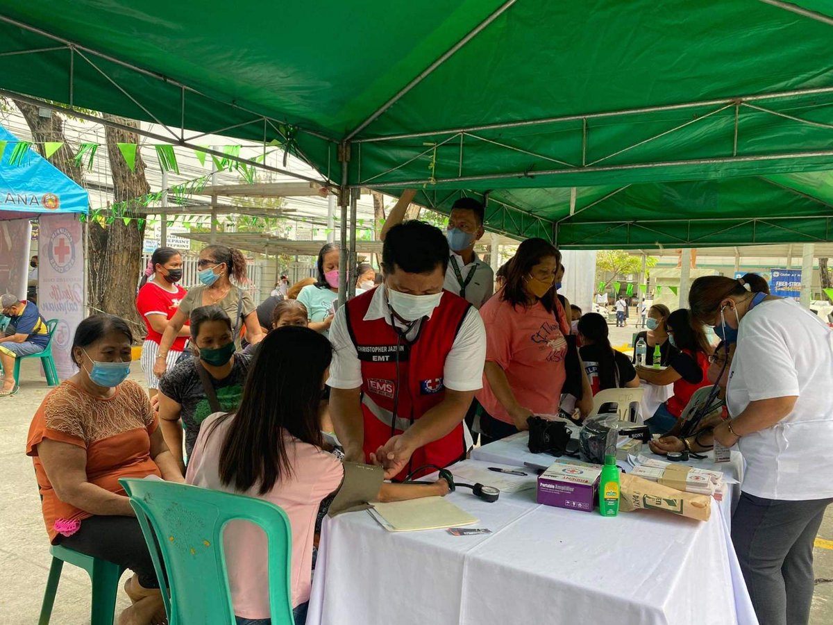 philredcross's tweet photo. Services offered were Hygiene Promotion Session, COVID-19 Prevention Dissemination, Free Vital Signs Check-Up, First Aid Lecture Demo, Medical Consultation, Hot Meals, and Alagang Red Cross Health Kits.

#AlwaysFirstAlwaysReadyAlwaysThere
#HopeBeginsWithRedCross https://t.co/st1No2SjwW