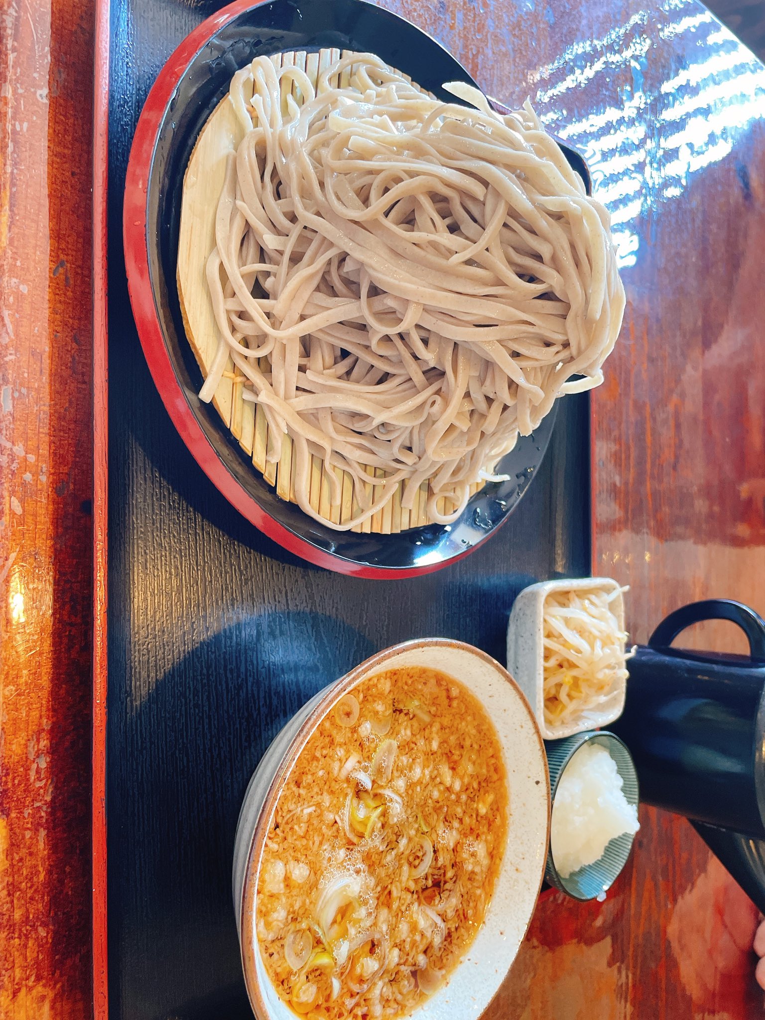 まっちゃぼー 実写ちいかわうさぎの方 友達とジム1時間半行った後 行きつけの店に蕎麦食いに来た 蕎麦は低カロリーだし 美しくなりたい人向けの効果がたくさん 俺は大根おろし大盛りで頼んで 活性酸素を除去するよ これからサウナ行って整って