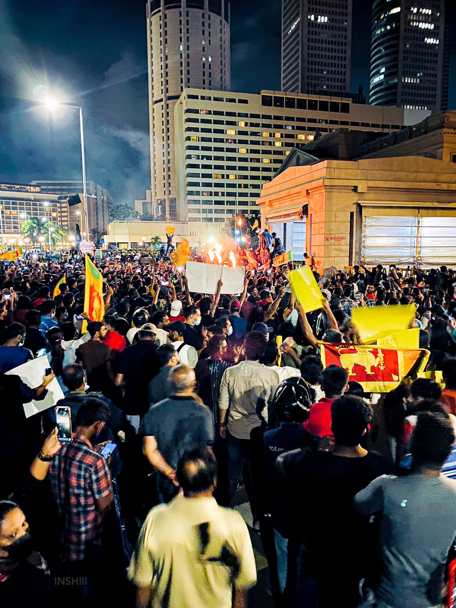 Inshiii99's tweet photo. අරගලයට ජය❤️🇱🇰🍃

#gohomerajapaksas #EconomicCrisisLK #GoHomeGota2022 https://t.co/HA0xLnAlu0