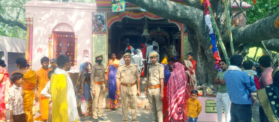 bandapolice's tweet photo. #bandapolice 
पुलिस अधीक्षक बांदा के निर्देशन में कमासिन पुलिस द्वारा नवरात्र त्यौहार को सकुशल संपन्न कराए जाने हेतु मंदिर सुरक्षा के मद्देनजर मंदिर परिसर में मौजूद पुलिस बल।
#MissionShakti https://t.co/FEtUV7WZWD