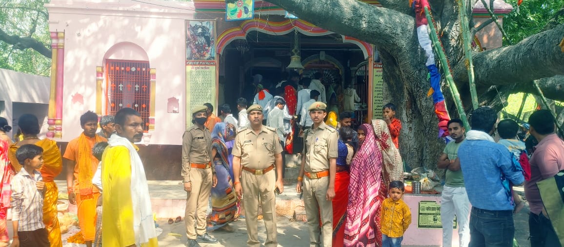 bandapolice's tweet photo. #bandapolice 
पुलिस अधीक्षक बांदा के निर्देशन में कमासिन पुलिस द्वारा नवरात्र त्यौहार को सकुशल संपन्न कराए जाने हेतु मंदिर सुरक्षा के मद्देनजर मंदिर परिसर में मौजूद पुलिस बल।
#MissionShakti https://t.co/FEtUV7WZWD