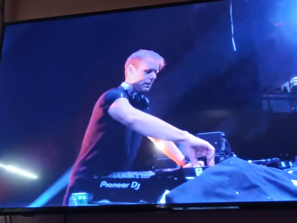 Kikevzqez's tweet photo. ONLY THE KIIIING.!! @arminvanbuuren ππ₯πΆ #ASOTLA #ASOT1000 https://t.co/LlLlCIEOQf