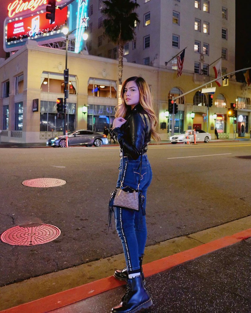 alxarchive7_'s tweet photo. alexandra in her dr. martens slays this pose

#AlexaIlacad https://t.co/xmND0TNAQB