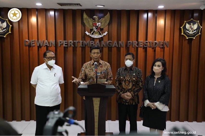 KemensetnegRI's tweet photo. 1. Ketua Dewan Pertimbangan Presiden, Wiranto memberikan Keterangan Pers terkait pertemuannya dengan Perwakilan Badan Eksekutif Mahasiswa (BEM) Nusantara yang bertempat di Kantor Dewan Pertimbangan Presiden, Jakarta, Jumat (8/4). https://t.co/YUO0UPYd3x
