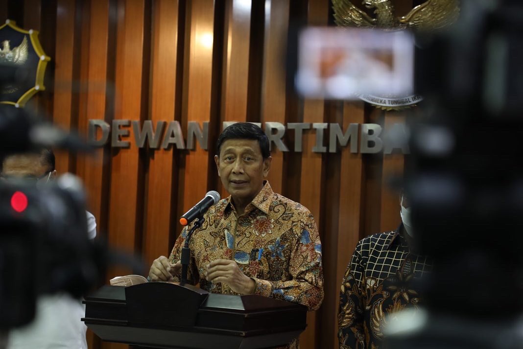 KemensetnegRI's tweet photo. 1. Ketua Dewan Pertimbangan Presiden, Wiranto memberikan Keterangan Pers terkait pertemuannya dengan Perwakilan Badan Eksekutif Mahasiswa (BEM) Nusantara yang bertempat di Kantor Dewan Pertimbangan Presiden, Jakarta, Jumat (8/4). https://t.co/YUO0UPYd3x