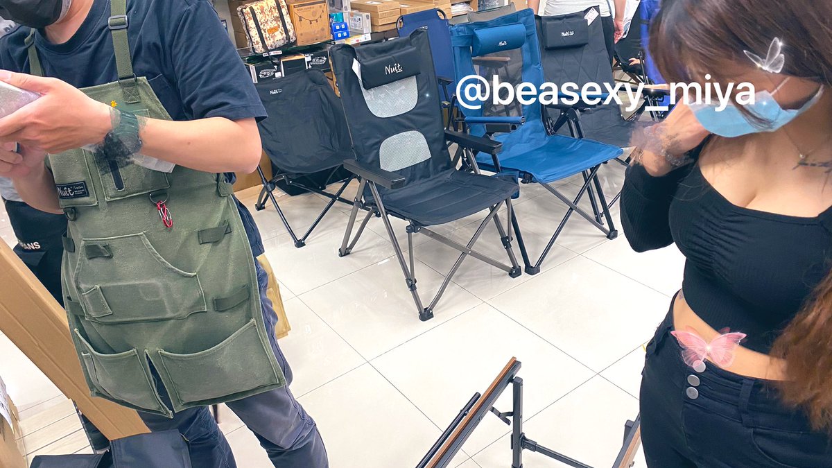 露營的裝備好像少了什麼？

到露營店逛逛看看

那店員超熱情的介紹！

不買都不好意思😅

我打包你回家嘍！😘

#露淫活動趣
#夏天熱呼呼
#Ben滿腦的淫梗 https://t.co/fAFHhsfZel