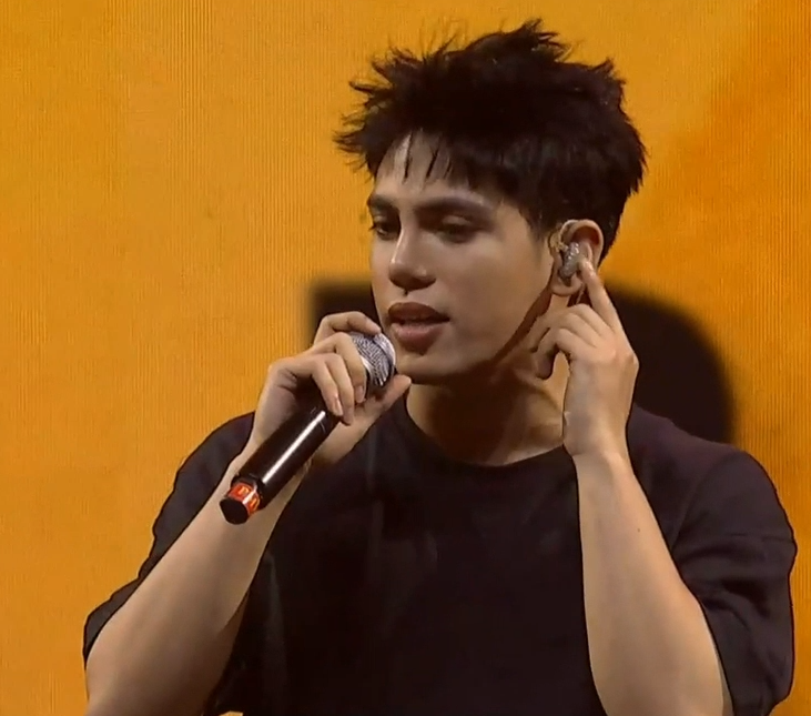 Mareyaaah22's tweet photo. Sabi niya, kakagising niya daw dahil sa buhok niya. PERO SHUTA NAMAN, BAT PINAPATAY AKO NG LOOKS NA YAN?????

SB19 atPPOPCON2022
@SB19Official #SB19 https://t.co/Mxctea0mMC