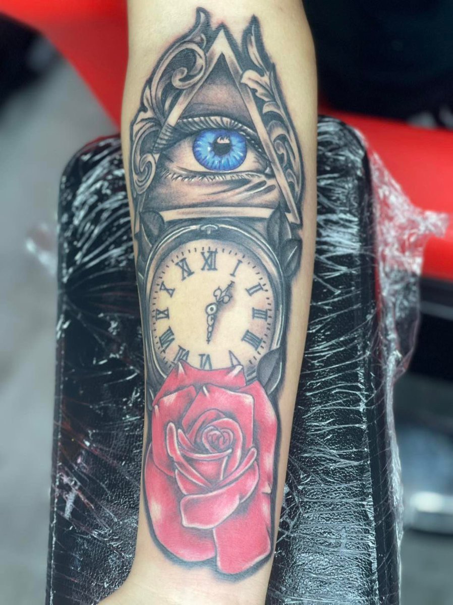 TattoosbyN's tweet photo. Love what I do in life #femaletattooartist #thelivingcanvascustomtattoostudio #montana #406 #dynamicblack #worldfamouscolor https://t.co/NXE6LLwaqz