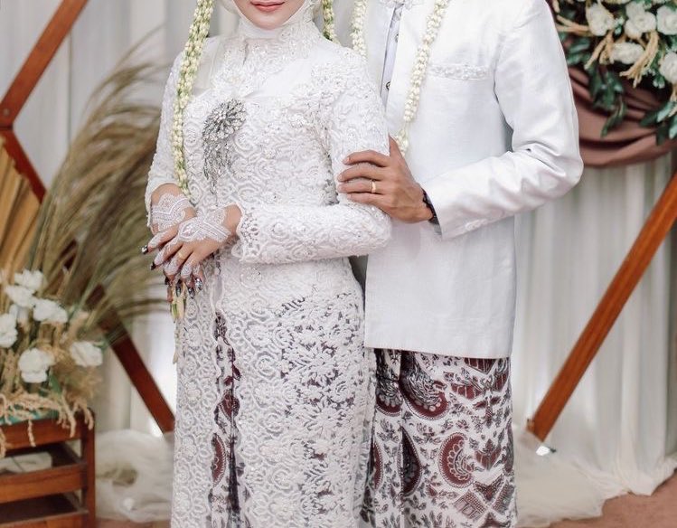 sehidupkan's tweet photo. ️️

️️ ️
 ️️
Mengikuti instruksi fotografer, Sukma memiringkan sedikit tubuhnya dan memegang lengan Sekar, bermaksud berganti pose.
️️

️️ ️
 ️️ https://t.co/H11ZAF77Kb