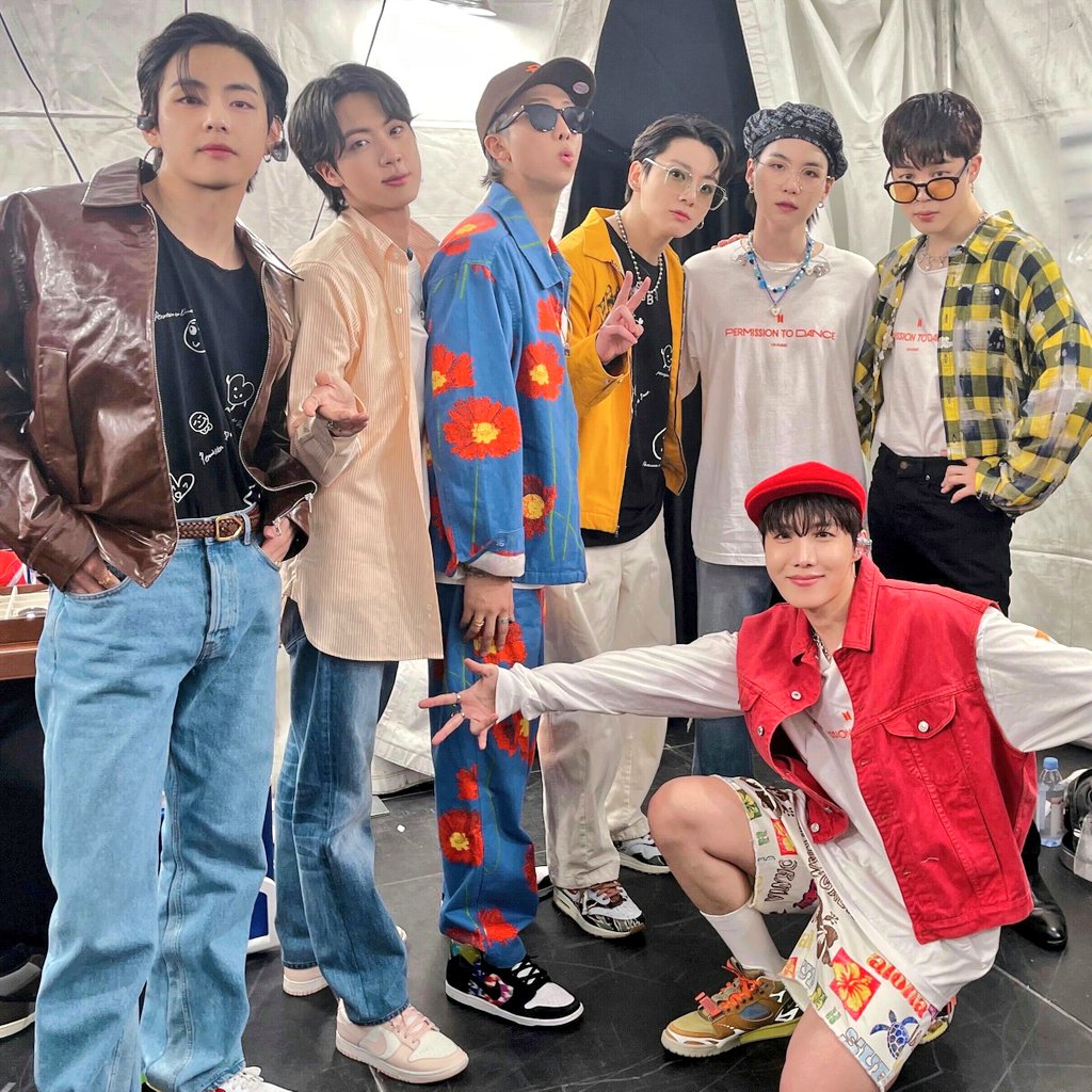 pjmsilogcart's tweet photo. CUTE PIC PERO OKAY JIMIN NO ONES GONNA STEAL HIM FROM YOU DONT GET TOO SASSY ON US MY DUDE 😭😭😭 https://t.co/4TI1g2ejce