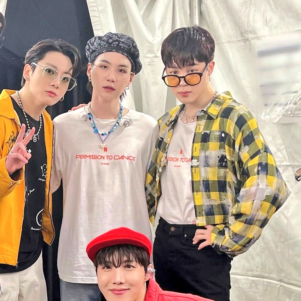 pjmsilogcart's tweet photo. CUTE PIC PERO OKAY JIMIN NO ONES GONNA STEAL HIM FROM YOU DONT GET TOO SASSY ON US MY DUDE 😭😭😭 https://t.co/4TI1g2ejce