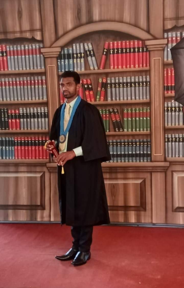nperera__'s tweet photo. The one who has learned has no place.The one who has not learned has.If he worked for any party then, he has a good job today. Jobs in Sri Lanka today are not for education but for political power 🇱🇰💔
#GoHomeGota #SriLankaEconomicCrisis https://t.co/cJLnRyFMmC