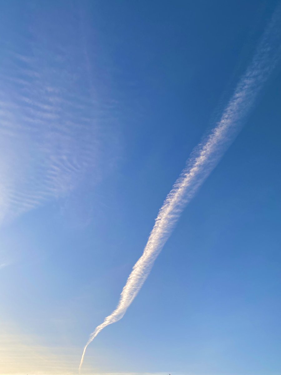 Tess_2020's tweet photo. #CloudAppSoc
#sundayvibes
Cloud over England at 06.16 sunrise today.
Anyone know the name of this formation?
Happy Sunday☀️😊 https://t.co/MQkk5yg5nd