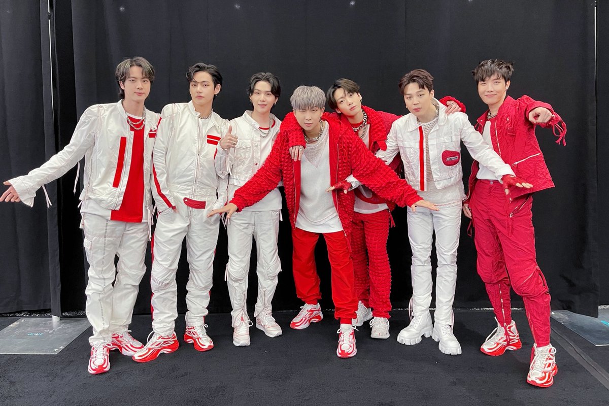 BTS_twt_Bighitt's tweet photo. 오늘도 무사히 공연을 끝낼 수 있었던 건 아미 덕분! 방탄소년단은 💜아미건전지🔋⚡️💜 덕분에 움직입니다! 우리 모두 체력 충전하고 3회차 공연에서 만나요! (ง •̀_•́)ง 아미 사랑해요 알라뷰! https://t.co/hPMzYbxbUs