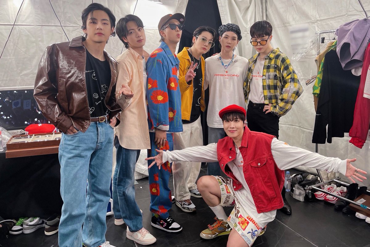 BTS_twt_Bighitt's tweet photo. 오늘도 무사히 공연을 끝낼 수 있었던 건 아미 덕분! 방탄소년단은 💜아미건전지🔋⚡️💜 덕분에 움직입니다! 우리 모두 체력 충전하고 3회차 공연에서 만나요! (ง •̀_•́)ง 아미 사랑해요 알라뷰! https://t.co/hPMzYbxbUs