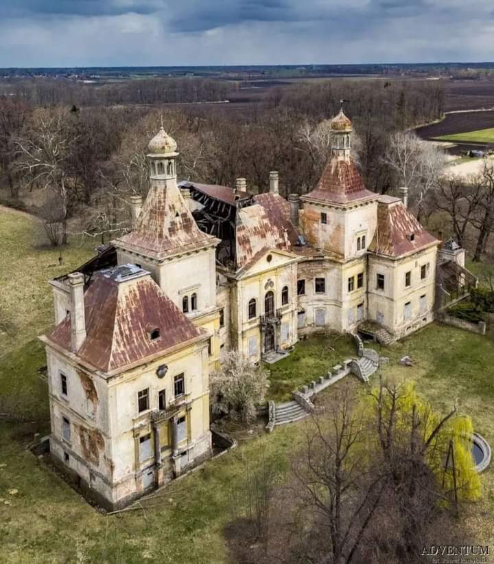 10000BC8's tweet photo. Palace in Mańczyce - Poland 

📷@beatapomykalska

#Poland https://t.co/b6CXDtJe4g