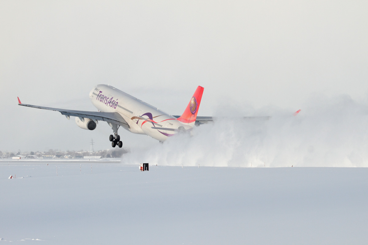 foggy_ja8369's tweet photo. TransAsia Airways
Airbus A330-343(B-22101)
January 02, 2014
#RJCE
吹雪が止んで日差しが射す中、滑走路の雪を豪快に巻き上げて旭川空港を離陸する、復興航空のA333。
道内地方空港にも、A330で乗り付けていた復興航空。
運航停止から6年経つようで。 https://t.co/vh3XtUYLay