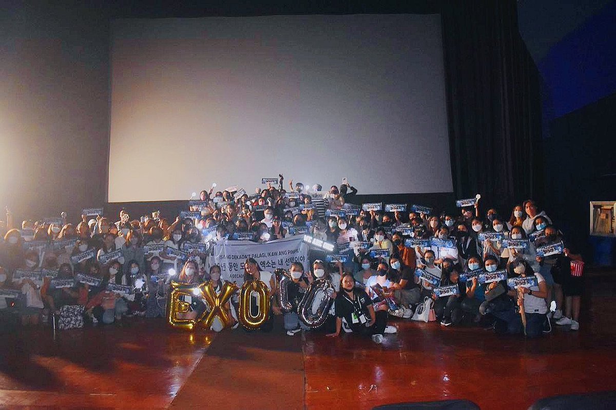 cloud_6104's tweet photo. Finally group photo! Nice meeting you all yesterday Phixos😍

'til we meet again!
#ToInfinityAndBeyondWithEXO
#10EXtraOrdinaryYearsWithEXO @EXOLSpace https://t.co/y5UBAmiv6z