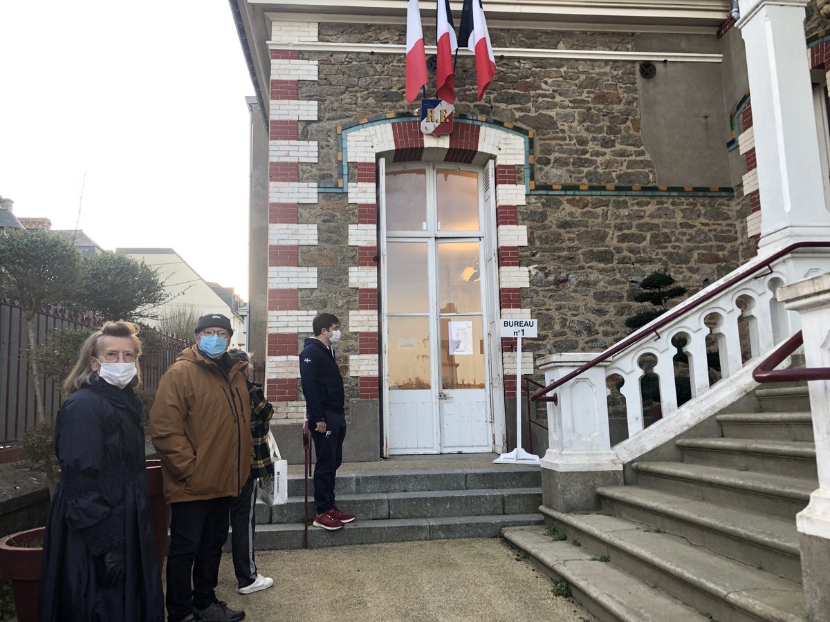marielenglet (@lenglet4marie) on Twitter photo Ă #Dinard les premiers Ă©lecteurs sont prĂȘts Ă glisser leur bulletin dans lâurne. Les bureaux de vote viennent dâouvrir #presidentielle2022 âŠ<a href="/ouestfrance35/">Ouest-France 35</a>â© Ă #Dinard les premiers Ă©lecteurs sont prĂȘts Ă glisser leur bulletin dans lâurne. Les bureaux de vote viennent dâouvrir #presidentielle2022 âŠ<a href="/ouestfrance35/">Ouest-France 35</a>â©