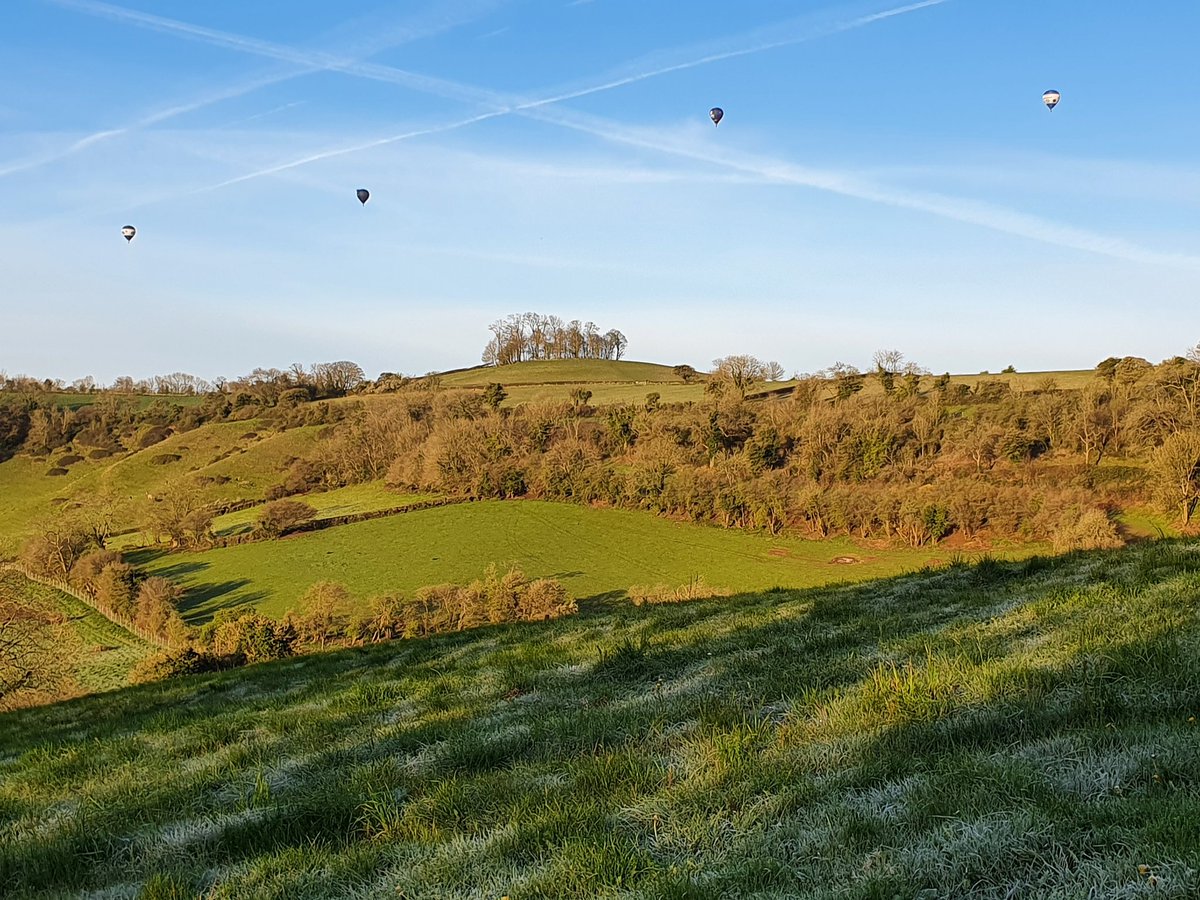 WestonLitter's tweet photo. Balloons over Kelston Roundhill ❤ https://t.co/YcUWBU1Agp