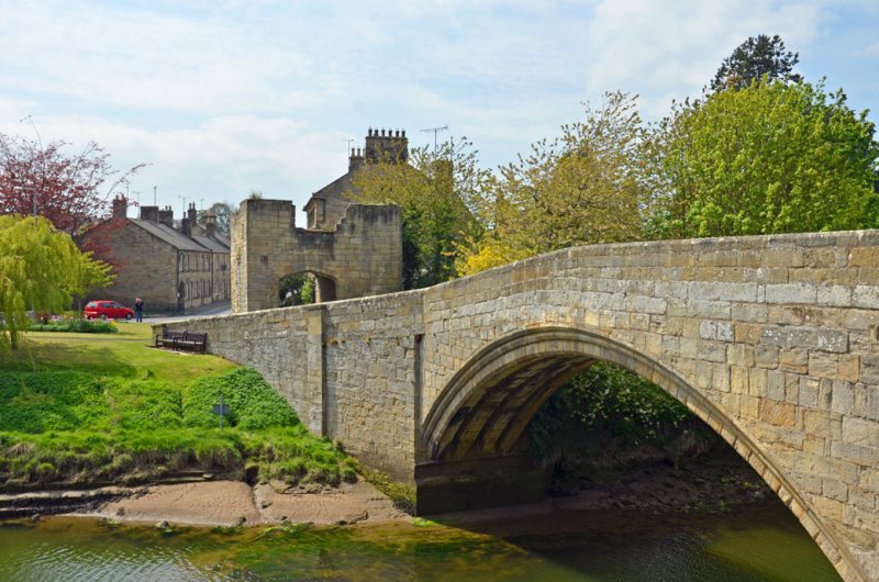 StLawrenceHome1's tweet photo. @DA_Osborne @gwenofmonmouth @KB_Neal The 14C Bridge at Warkworth Northumberland with its toll collecting gatehouse https://t.co/qrlZ9yIbop