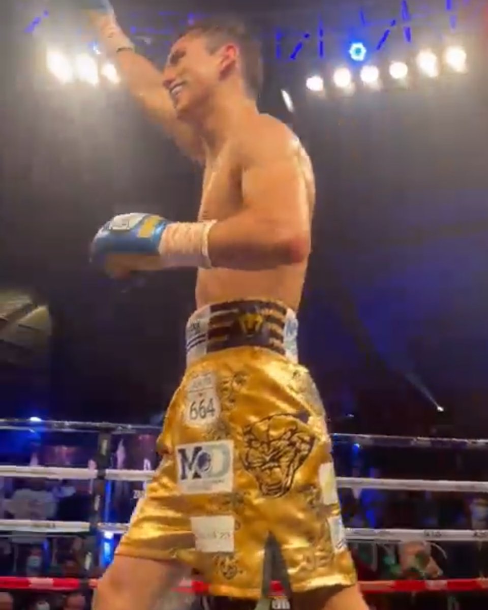 lucha_box's tweet photo. ¡Victoria para el "Rey" David! 👑

@Reydavidpicasso derrotó a David Reyes por nocaut en 4 asaltos y es el campeón NABF pluma CMB.

¿Qué sigue para Picasso? 🤔

#ReyDavid #ReyPicasso #DavidPicasso #PicassoReyes #zanfer #boxing #boxeo https://t.co/1HebkVbFQh