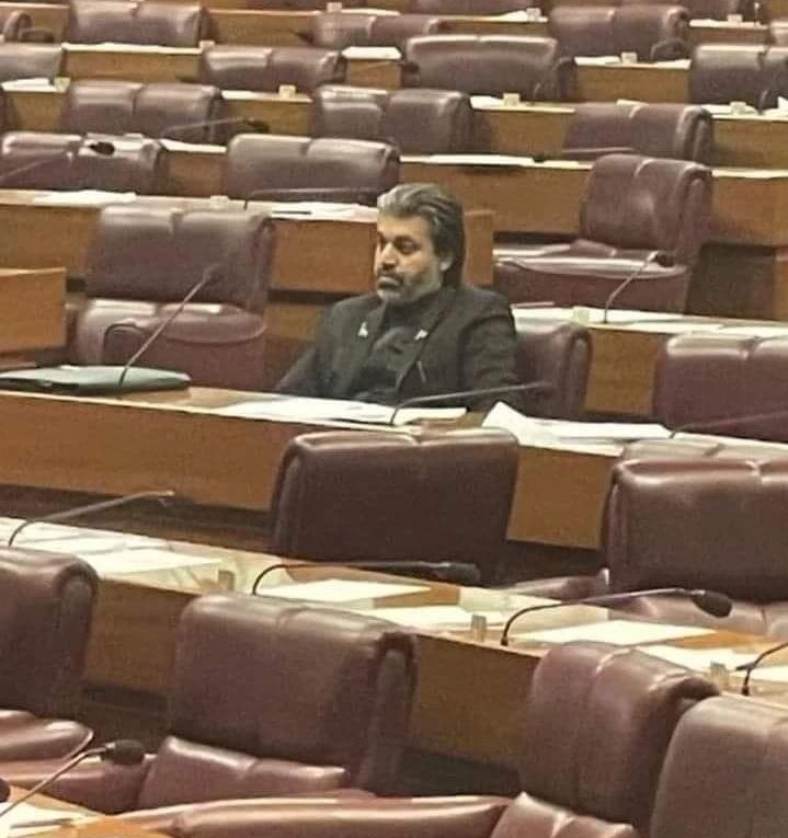 m7zeeshan's tweet photo. میرا دکھ یہ ہے میں اپنے ساتھیوں جیسا نہیں 

میں بہادر ہوں مگر ہارے ہوئے لشکر میں ہوں..

@Ali_MuhammadPTI #NoConfidenceMotion https://t.co/k7kCcwaLxX