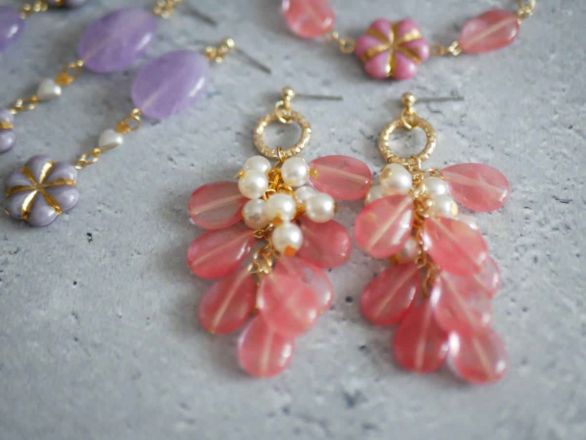 これは今回の一推しのブレスレットとピアスのセット♡

・ピンクか紫好きな色を選ぶ
・お花のチェコビーズはどのお花デザインが届くか届くまでお楽しみ♡
(画像の花だけじゃなくすみれの形やチューリップなどいろんな花があります)

セットで7500円