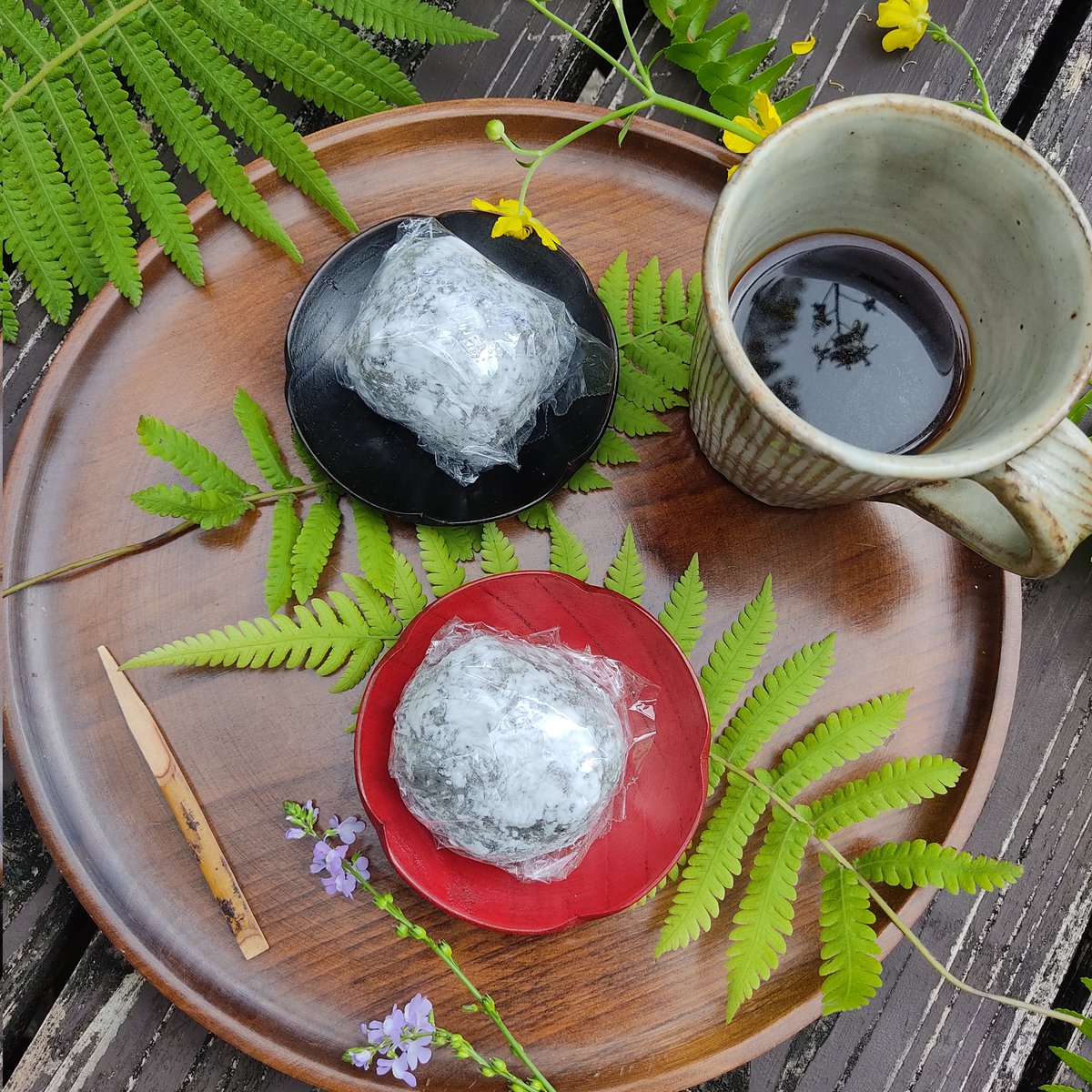 fukukyom's tweet image. ひさしぶりにテラスでコーヒータイム。
今日のおやつはにこにこ市で買った黒ごま大福。
テーブルは野の花と庭のシダの葉っぱで飾ります。
コーヒーに菜の花の影が映ってるのが素敵ポイントですのよー。
#屋久島　#自然の中で暮らす
