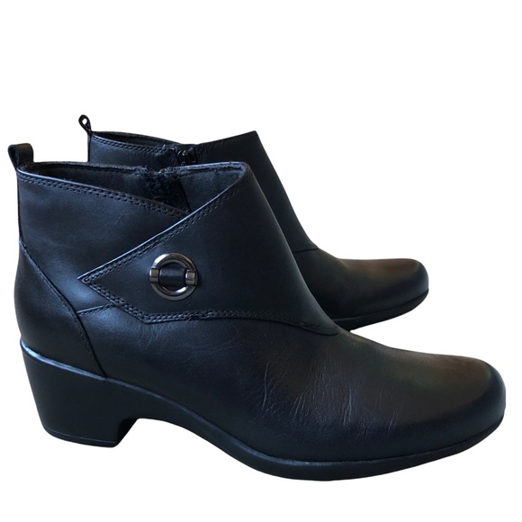 thegomamas's tweet photo. So good I had to share! Check out all the items I'm loving on @Poshmarkapp #poshmark #fashion #style #shopmycloset #clarks: https://t.co/uDFhWUL7VH https://t.co/Qi2tbd2Qbb
