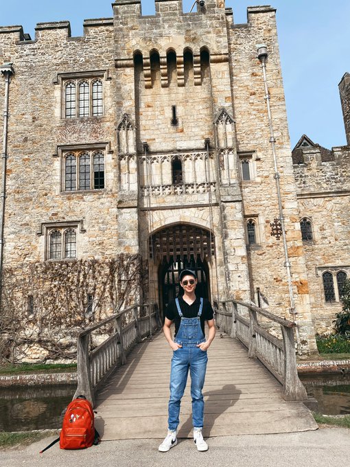 1 pic. Convincing locals to take my pictures and exploring London on my own. https://t.co/8bOl4bn0XF