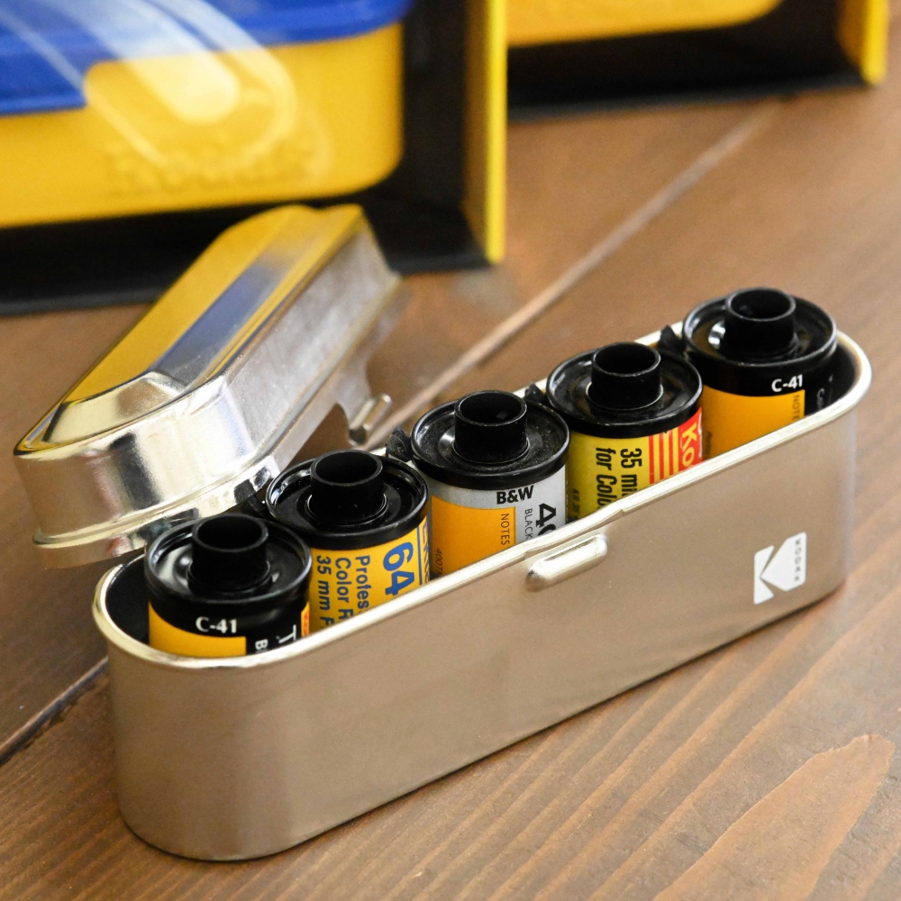 champcamera's tweet photo. #Kodak Film Case by #港北ニュータウン 店
スチール製のレトロな質感が人気のKodak #フィルムケース。インナーはプラスチック製で35mm５本収納と10本収納の2サイズ展開。カラバリも豊富です。フィルムの持ち運びが楽しくなるアイテム！
#FilmCase #コダック
https://t.co/nY123Oz4zs https://t.co/Sh1p9BxUlE