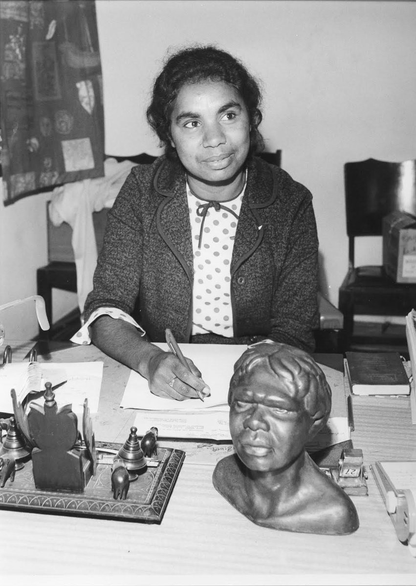 L'activista pels drets dels pobles originaris australians Joyce Clague, del poble Yaegl, al seu despatx el 1965.