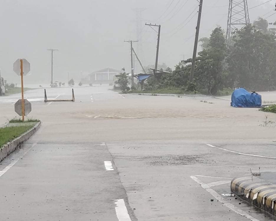 PhilippineStar's tweet image. Different areas in Baybay City, Leyte experience flooding due to inclement weather brought by #AgatonPH on Sunday. (Photos courtesy of Byron Alcoba) | via Miriam Desacada