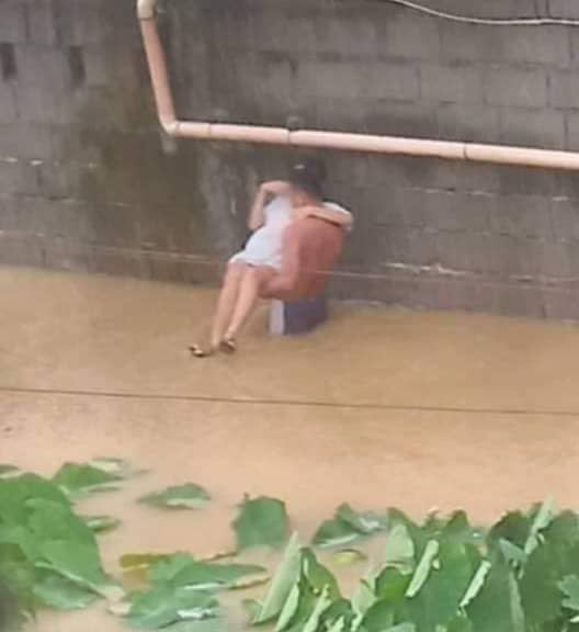 PhilippineStar's tweet image. Different areas in Baybay City, Leyte experience flooding due to inclement weather brought by #AgatonPH on Sunday. (Photos courtesy of Byron Alcoba) | via Miriam Desacada