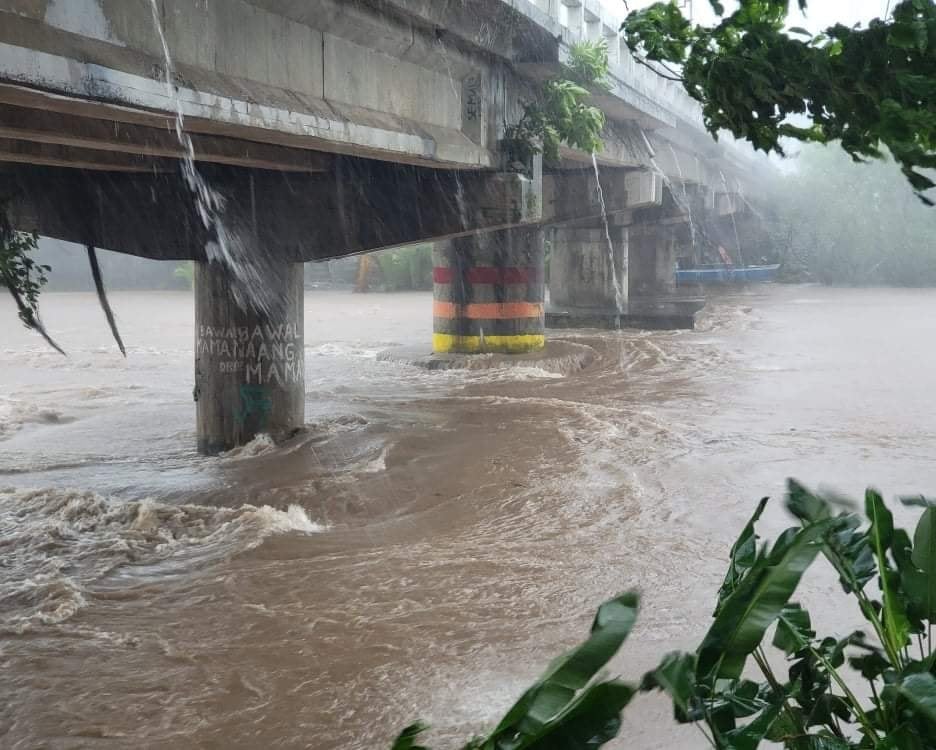 PhilippineStar's tweet image. Different areas in Baybay City, Leyte experience flooding due to inclement weather brought by #AgatonPH on Sunday. (Photos courtesy of Byron Alcoba) | via Miriam Desacada