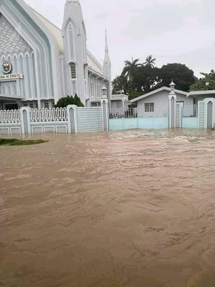 PhilippineStar's tweet image. Different areas in Baybay City, Leyte experience flooding due to inclement weather brought by #AgatonPH on Sunday. (Photos courtesy of Byron Alcoba) | via Miriam Desacada