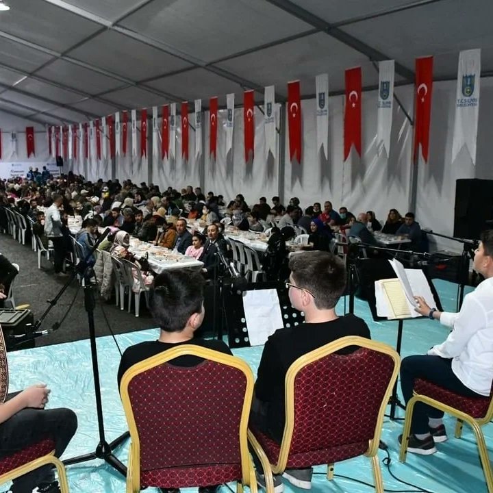 Öğrencilerimiz Silivri Belediyesi İftar Çadırında İlahiler ile katılanların ruhlarını doyurdular.