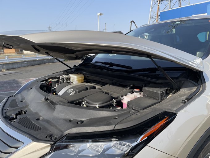 純正でボンネットダンパーって便利よなって洗車のたびに思う。
86にも着けようか 