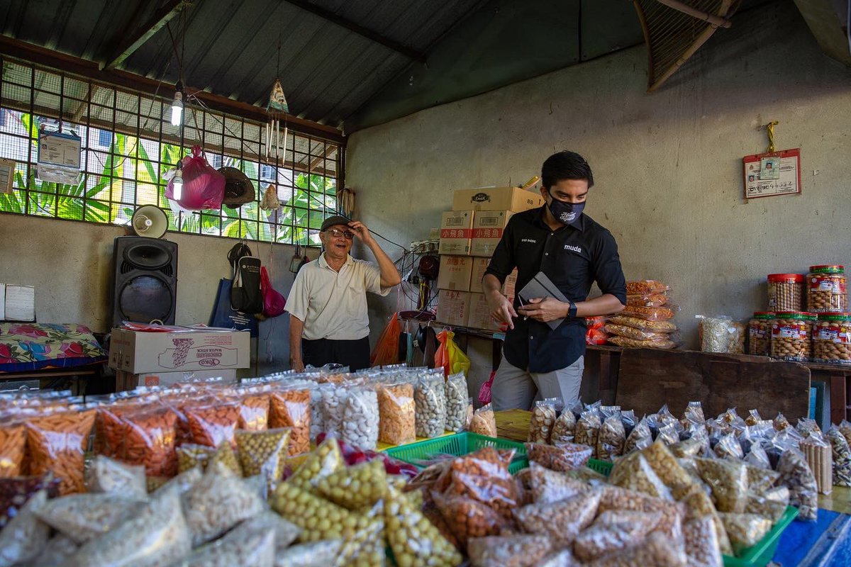 SyedSaddiq's tweet photo. Jelajah MUDA Sudah Mula!

First stop, @mudawilayah !

Jelajah MUDA ni, bukan saja untuk kenal lagi dekat dengan akar umbi &amp; rakyat tapi lebih kepada berkongsi ilmu politik dengan mereka. https://t.co/Wjz0fjDEpA
