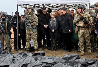 World24New's tweet photo. Von der Leyen si è fatta fotografare con i sacchi neri dei morti di Bucha (morti da almeno una settimana). 
Eh già...il piatto preferito degli avvoltoi umani https://t.co/91kgKWqAr6
