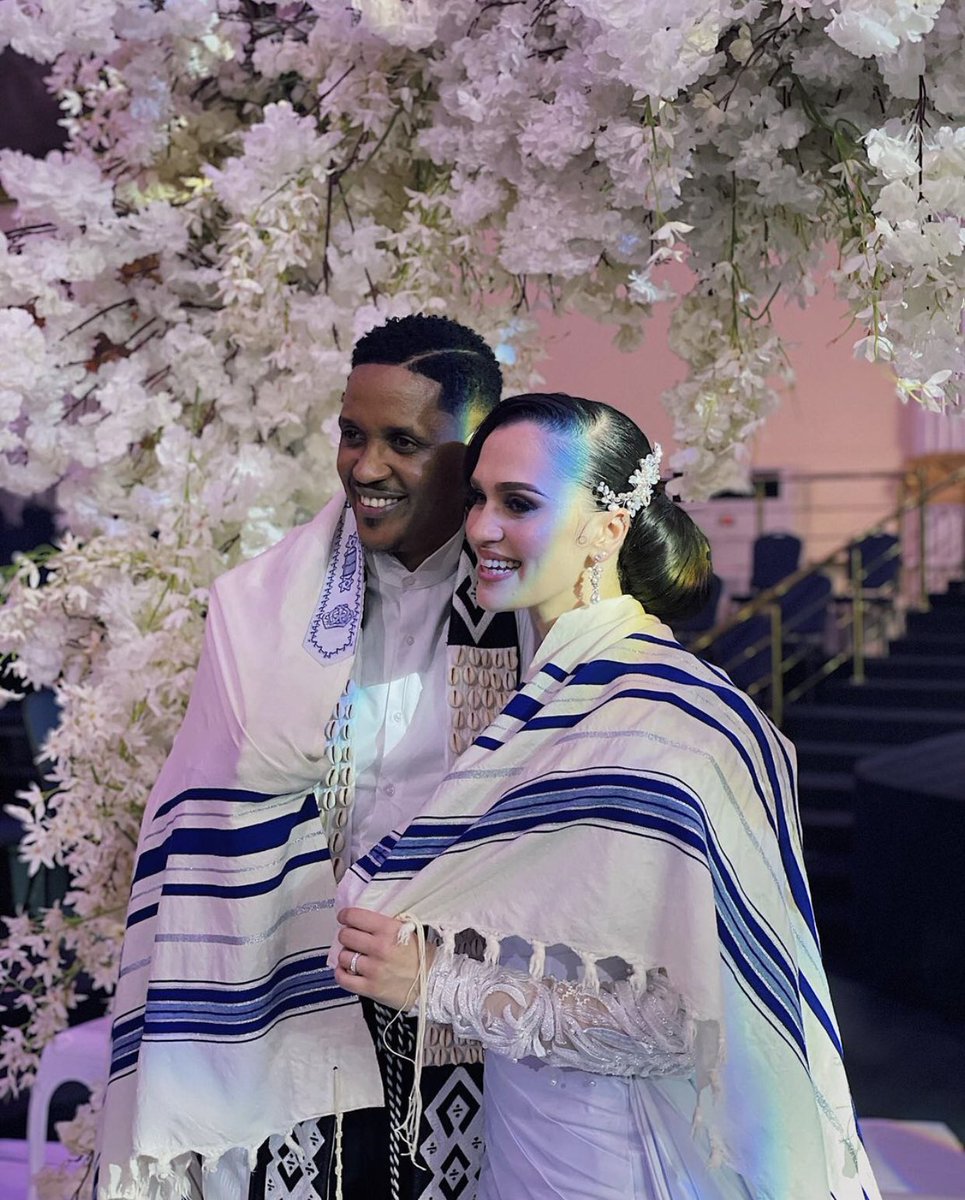 gosplaydigital's tweet photo. Toute l’équipe de GOSPLAY adresse ses félicitations au couple TATU @Maprization &amp; @simianemusic pour leur mariage. Que le Très Haut vous bénisse. https://t.co/gqkM5aBzcb