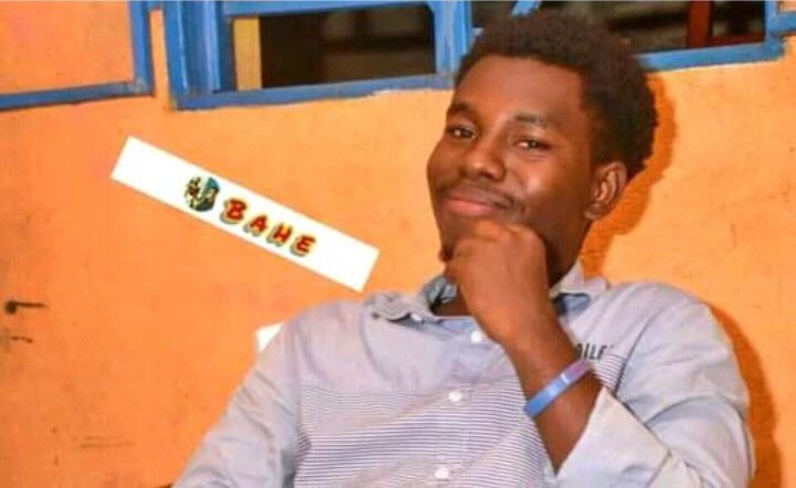 yvan_fleury's tweet photo. Umuhungu adafise ubwanwa ariko aroga mumaso umenga ariko aronga umwembe🤣🤦🤣 https://t.co/zznDeXypWl