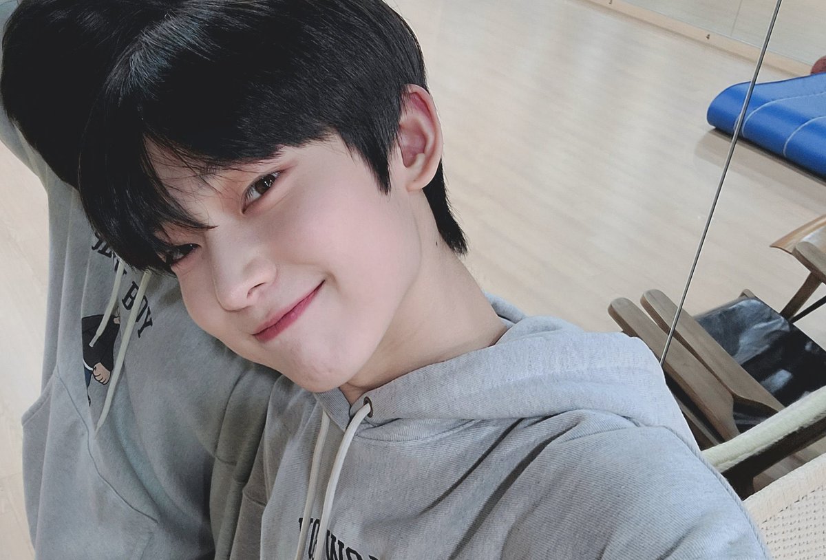 my___sunoo's tweet photo. ตำนานกล้องกาแล็กซีของน้องซอนอู ขอบคุณที่น้องบอกว่าจะใช้ต่อ ใช้ไปนานๆ เลยนะลูก ถ่ายแล้วอย่างจึ้ง ผิวเนียน เห็นแก้มแดงเลือดฝาดชัดมาก ˘ᵕ˘̥ https://t.co/mLOsOkth1X